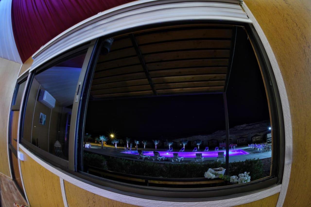 Rum Oasis Luxury Camp วาดิรัม ภายนอก รูปภาพ