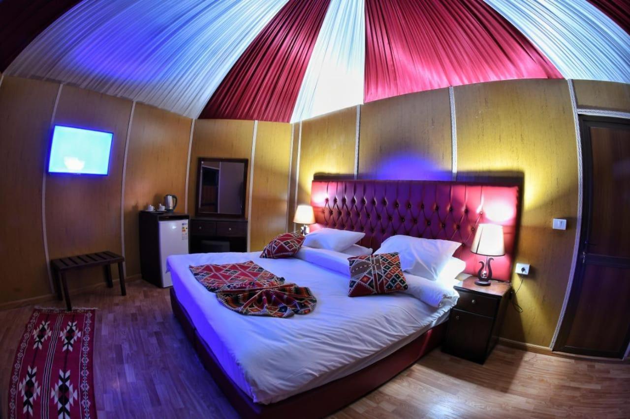 Rum Oasis Luxury Camp วาดิรัม ภายนอก รูปภาพ